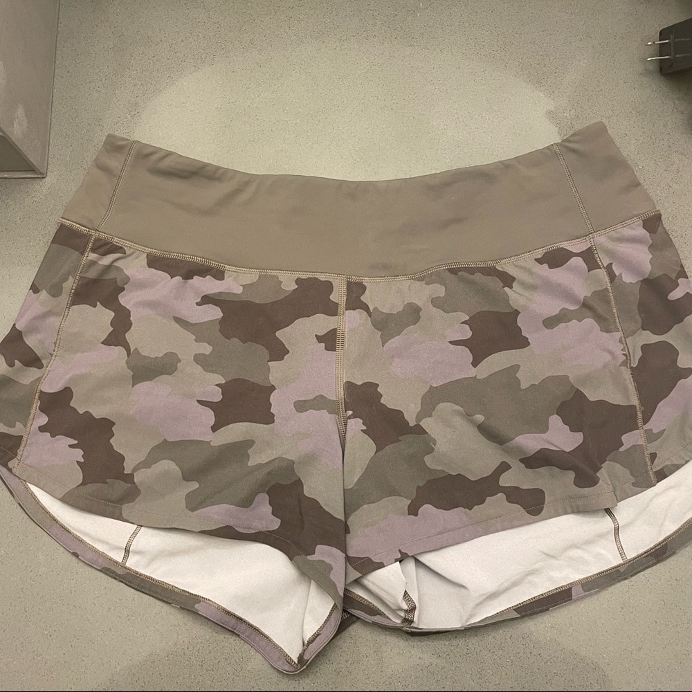 Speed up mid rise Lululemon short